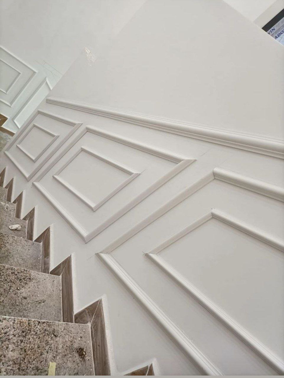 خدمة تصميم درج أنيق ببراويز فوم كلاسيكية ضمن قسم براويز فوم