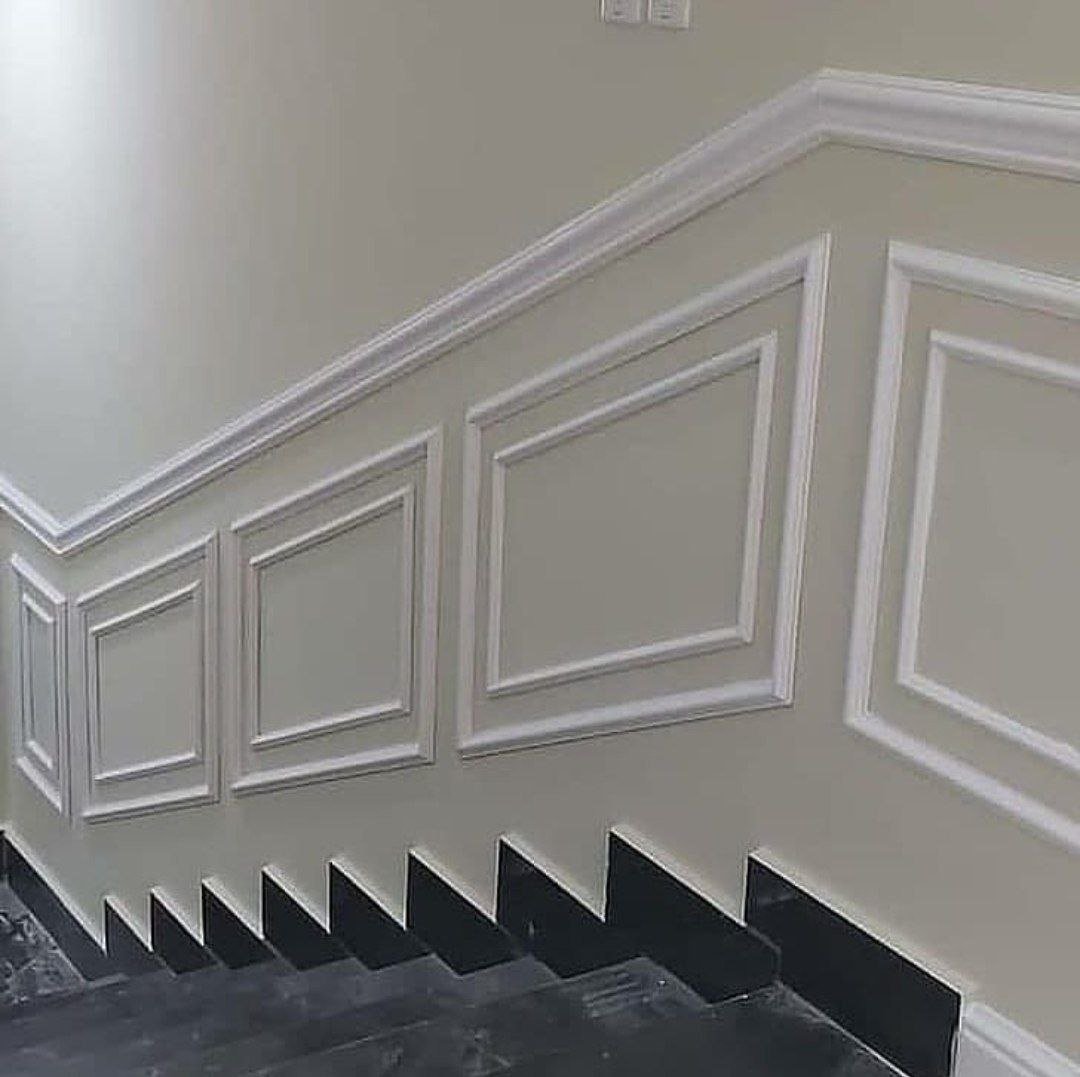 خدمة ديكور درج أنيق ببراويز فوم كلاسيكية ضمن قسم براويز فوم