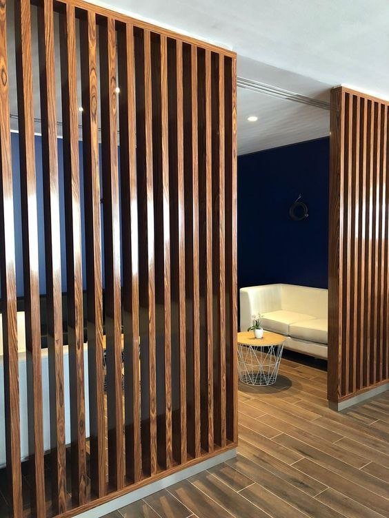 خدمة فاصل خشبي رأسي بتصميم مفتوح ضمن قسم بارتشن