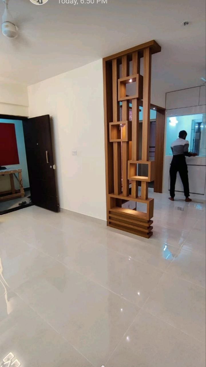 خدمة برتيشن ديكوري مع رفوف عرض ضمن قسم بارتشن