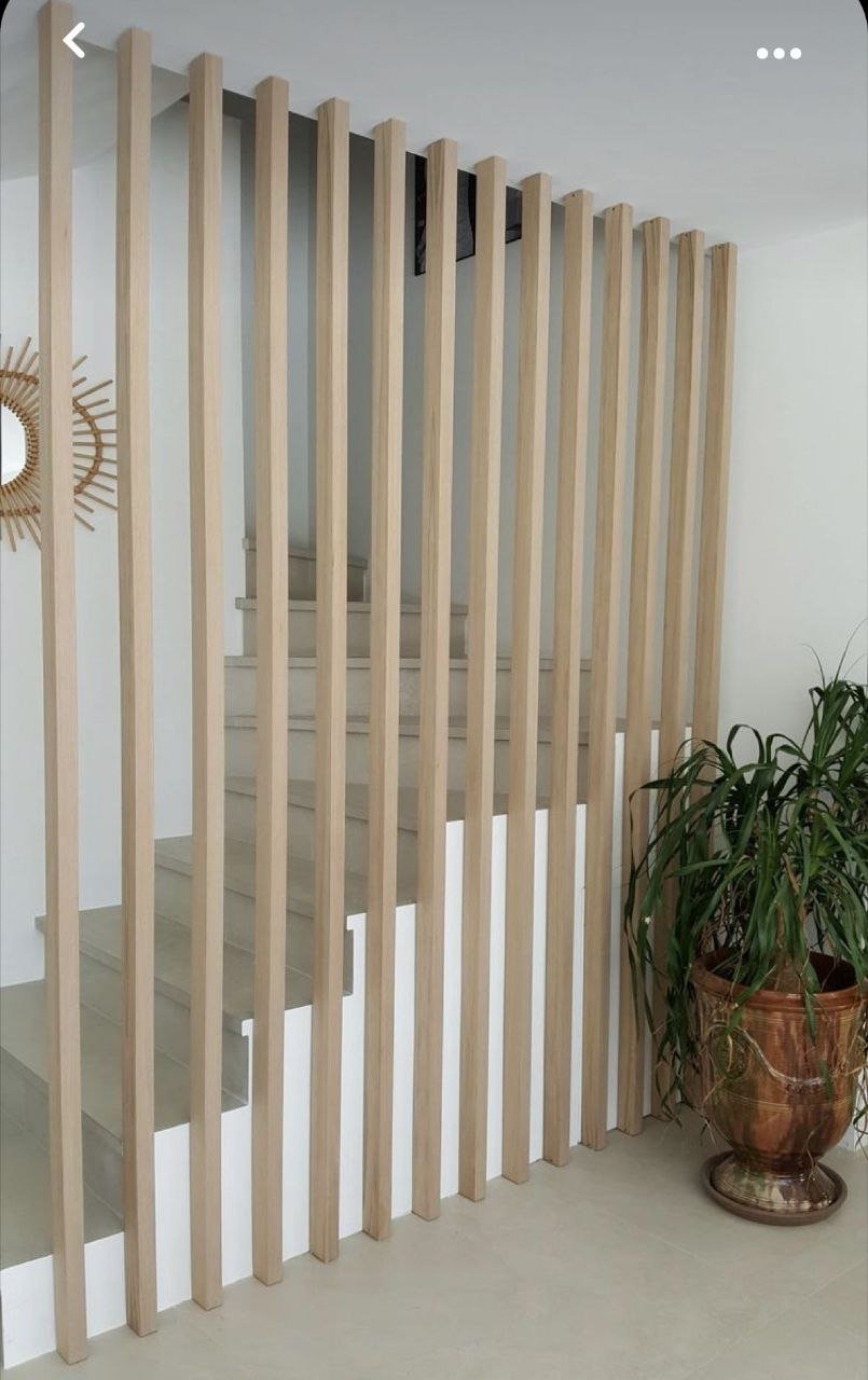 خدمة فاصل خشبي للدرج بتصميم مائل ضمن قسم بارتشن