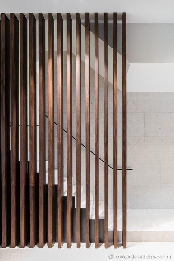 خدمة فاصل خشبي بتنسيق طولي داكن ضمن قسم بارتشن