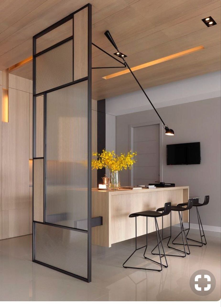 خدمة برتيشن زجاجي بإطار أسود ضمن قسم بارتشن