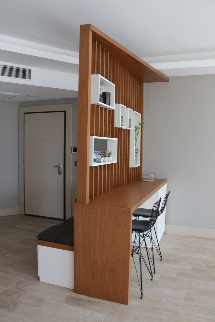 خدمة فاصل خشبي متعدد الوظائف مع طاولة ضمن قسم بارتشن