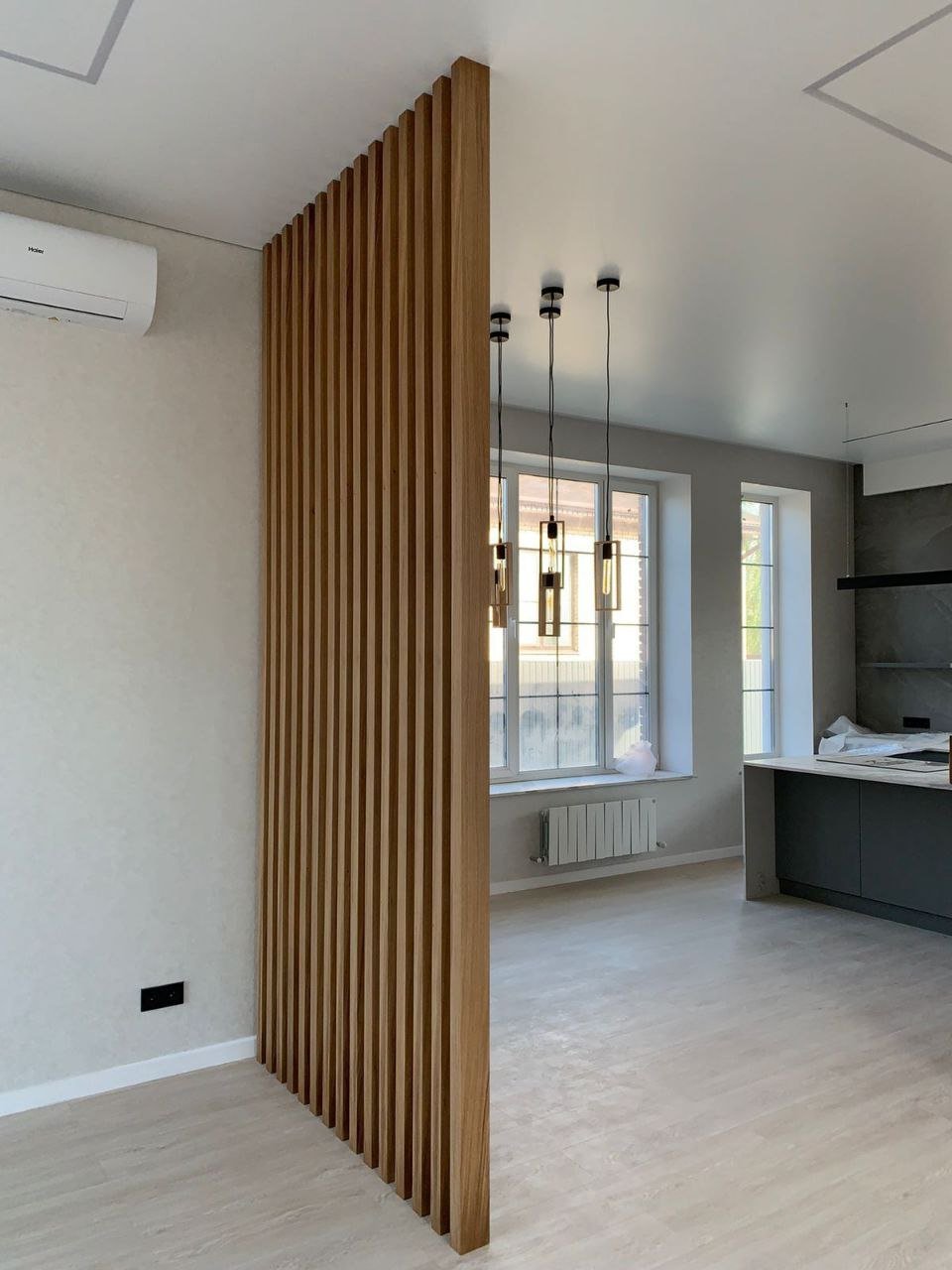 خدمة فاصل خشبي رأسي مفتوح للمساحات الواسعة ضمن قسم بارتشن