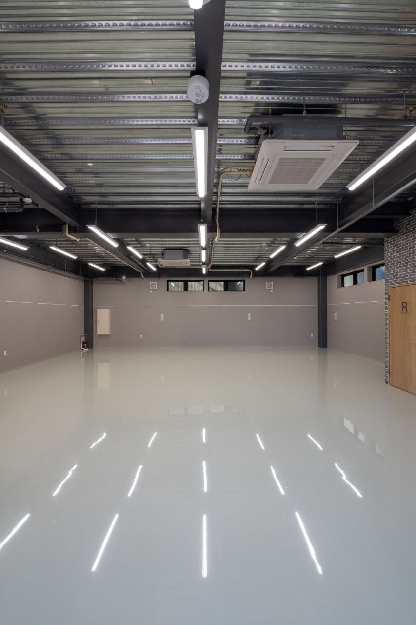 خدمة أرضيات إيبوكسي عصرية ضمن قسم ايبوكسي دهان ارضيات