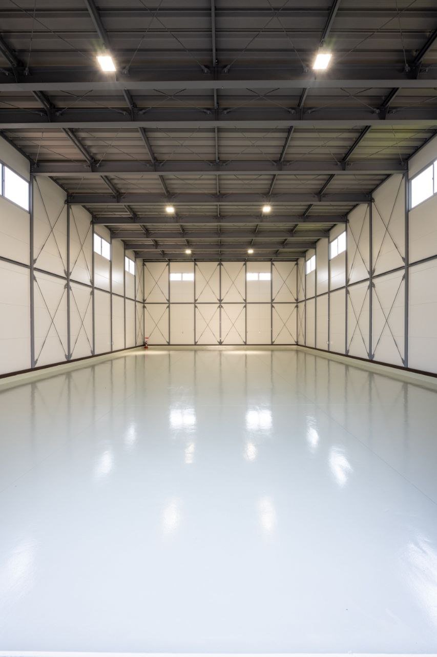 خدمة صالة صناعية بإيبوكسي لامع ضمن قسم ايبوكسي دهان ارضيات