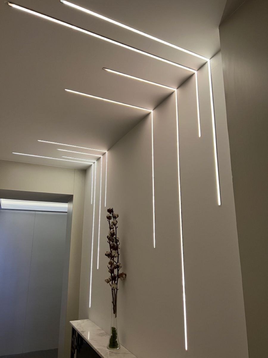 خدمة إضاءة ناعمة مائلة ضمن قسم جبس امبورد