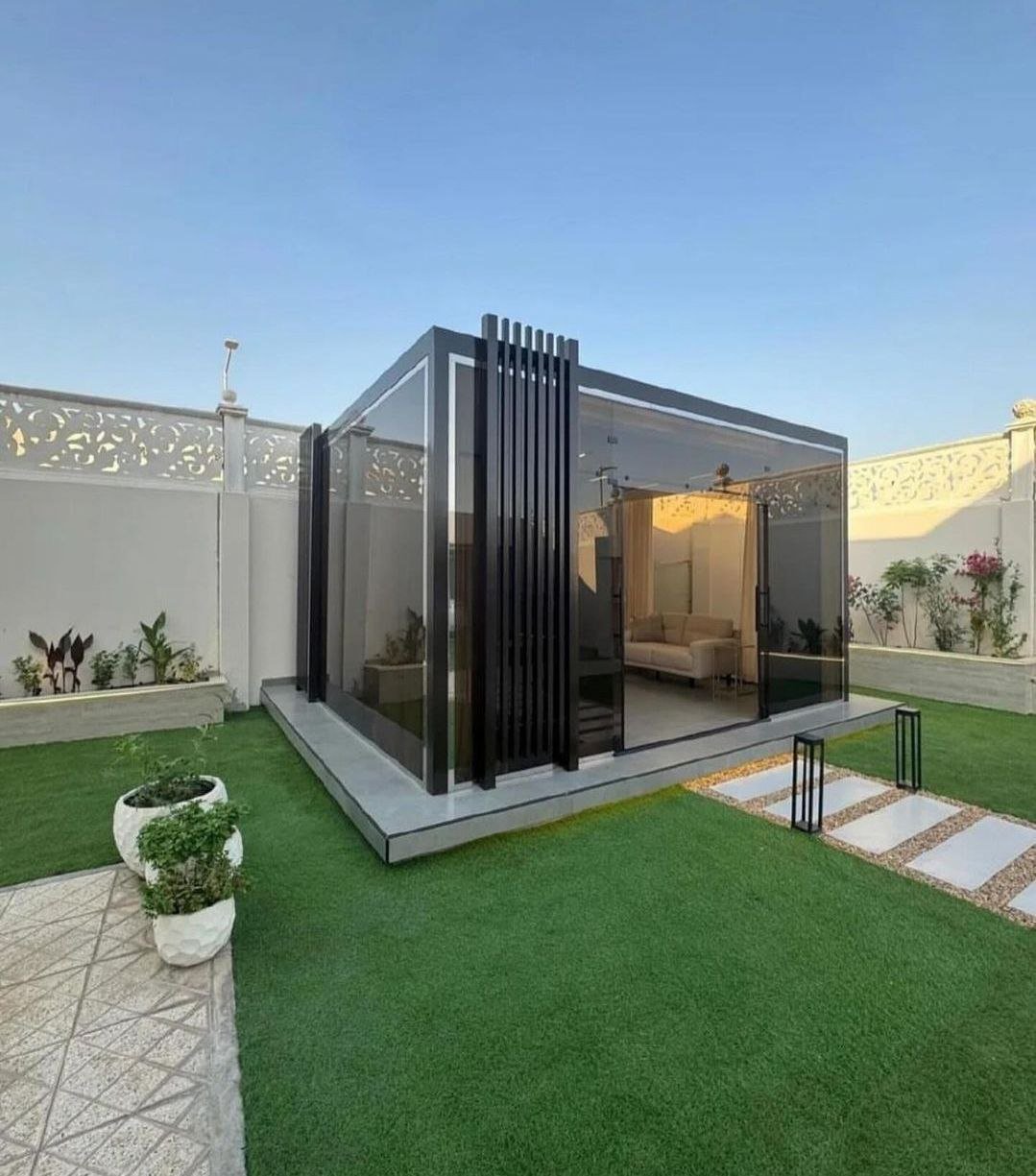 خدمة مجلس زجاجي أنيق ضمن قسم حدائق وبناء مجالس خارجية