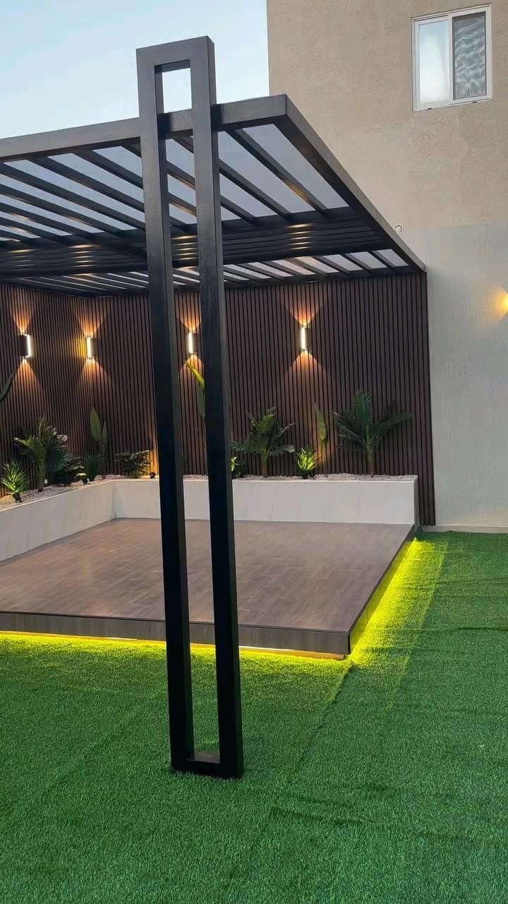 خدمة جلسة مظللة بإضاءة دافئة ضمن قسم حدائق وبناء مجالس خارجية