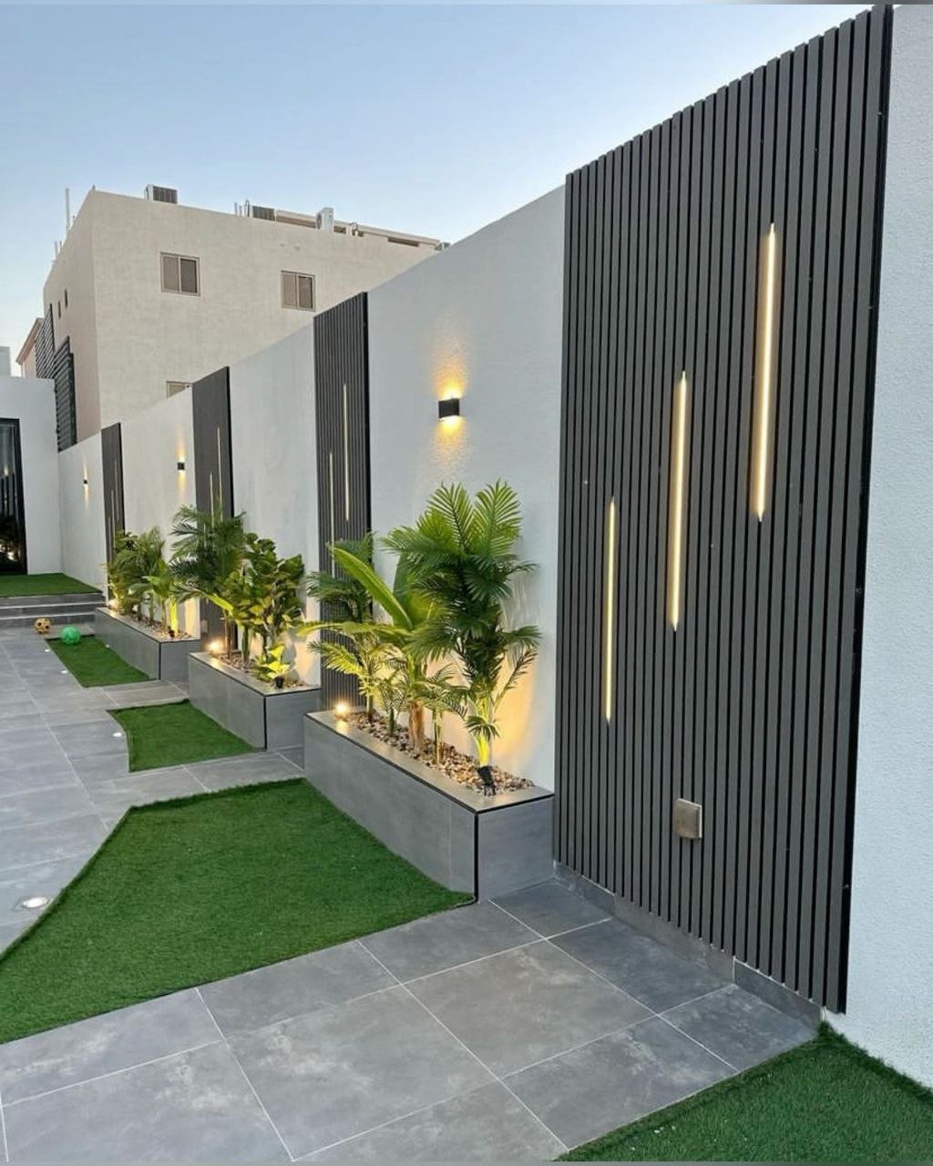 خدمة تنسيق جدار نباتي مبتكر ضمن قسم حدائق وبناء مجالس خارجية