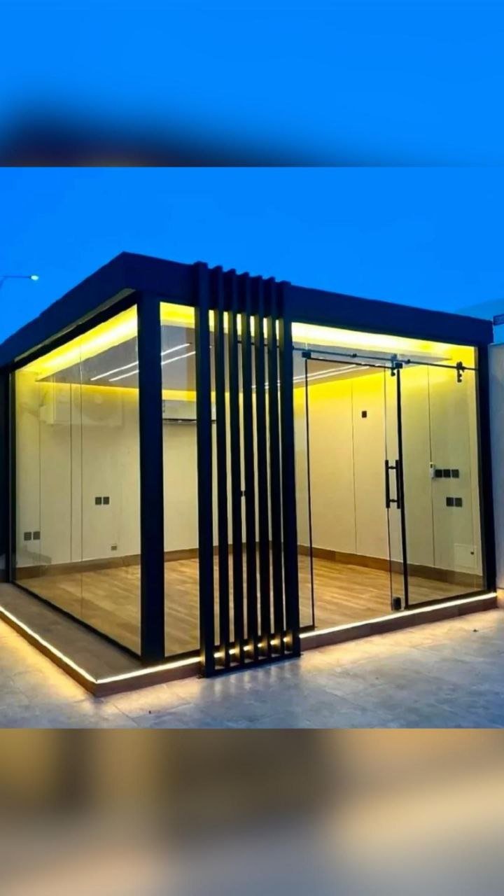 خدمة مجلس زجاجي مضاء بالكامل ضمن قسم حدائق وبناء مجالس خارجية