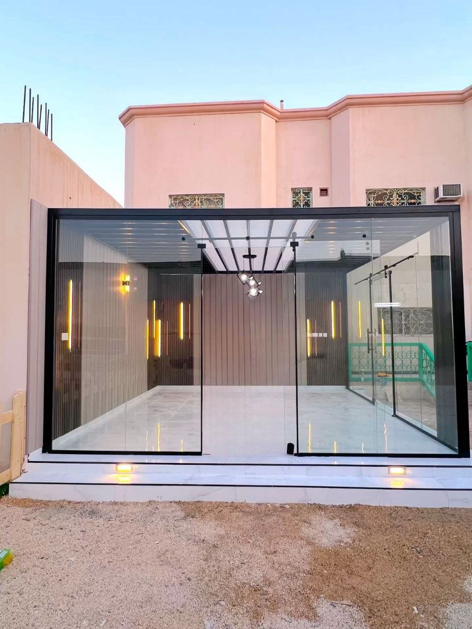 خدمة مجلس زجاجي واجهة حديثة ضمن قسم حدائق وبناء مجالس خارجية